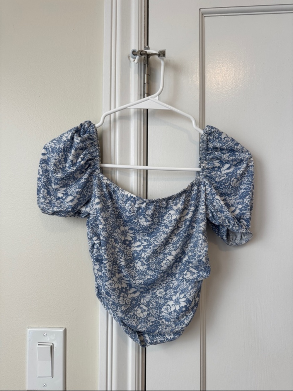 Nasty Gal Blue & White Floral Puff Sleeve Bodysuit